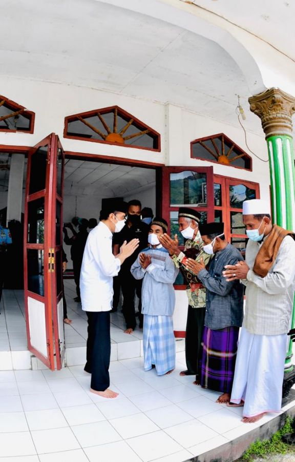 Presiden Tunaikan Shalat Jumat di Masjid Babul Jannah, Desa Amakaka, NTT