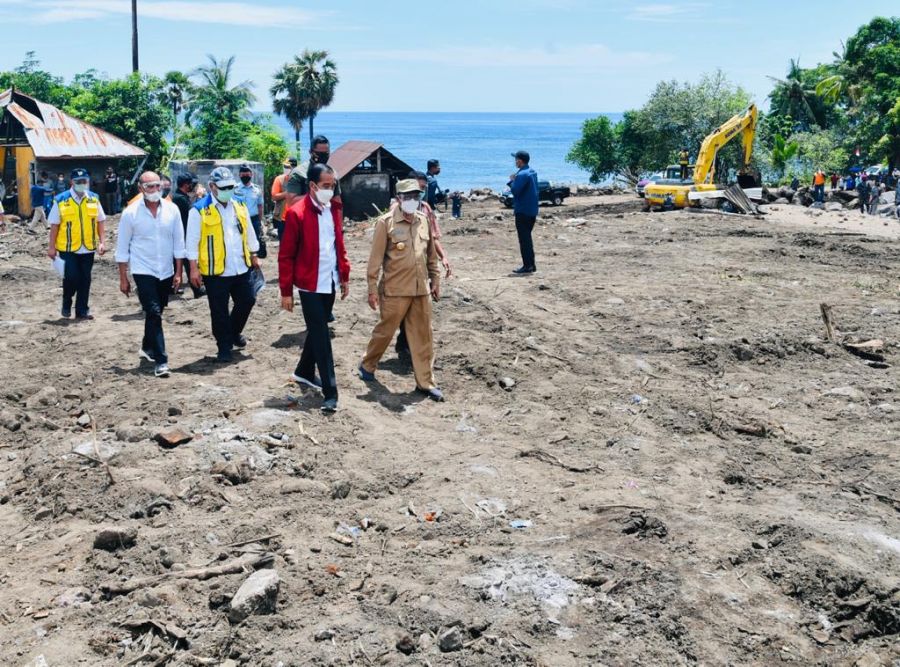Tinjau Penanganan Bencana di Lembata, Presiden Pastikan Kebutuhan para Pengungsi Tercukupi
